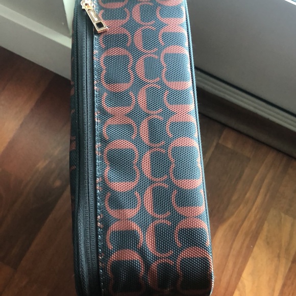 Great Carry-on or Storage Make-up Bag - Picture 3 of 6